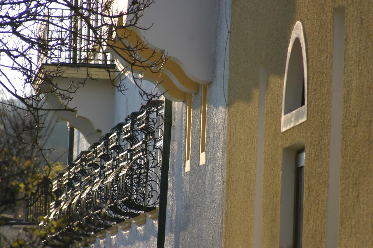 Schloss Gumpoldskirchen Hotel Exterior photo